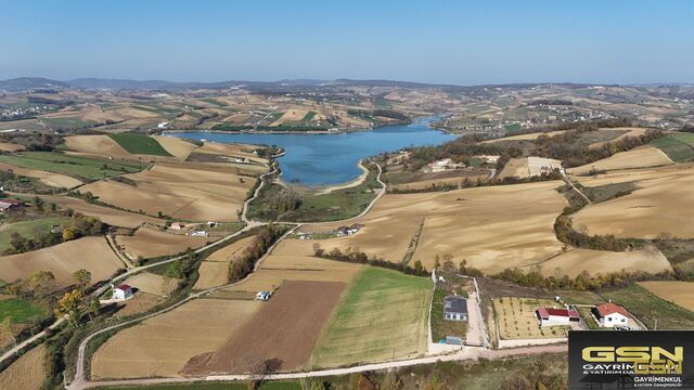4-KOCAELİ PAMUKLAR MAHALLESİNDE TAHTALI GÖLETİ MANZARALI ASFALTA CEPHE SATILIK ARSA 